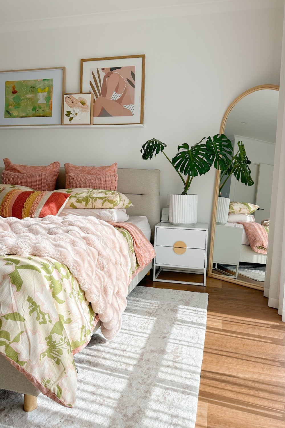 10 Charming Small Bedroom Decor Ideas for Women