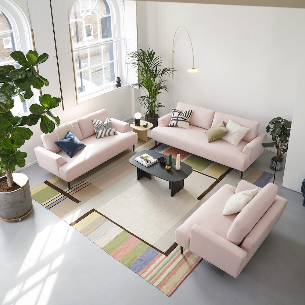 Living Room Decor Ideas Around Your Pink Sofa – Swyft