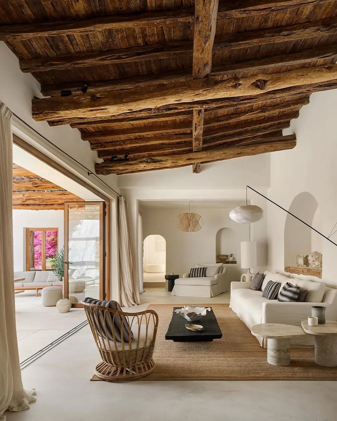 25 Modern Mediterranean Living Room Ideas for a Warm, Airy Home