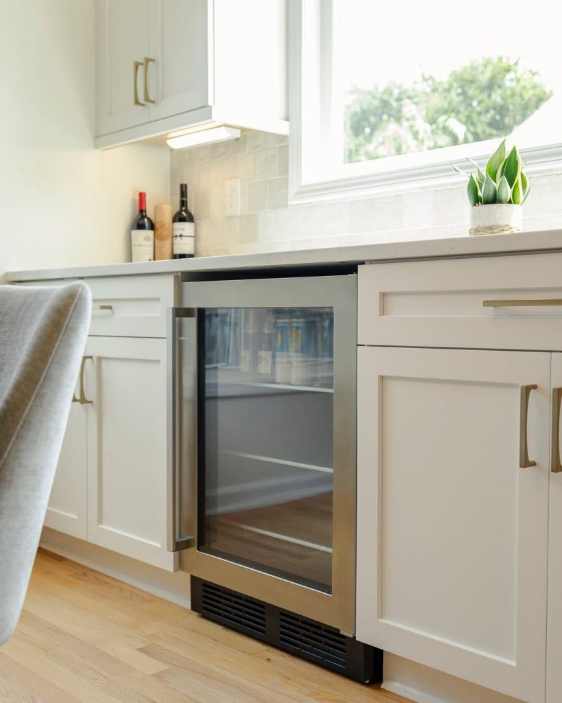 Brass bar pulls on white shaker, and matte black pulls on light wood—both solve the same problem.